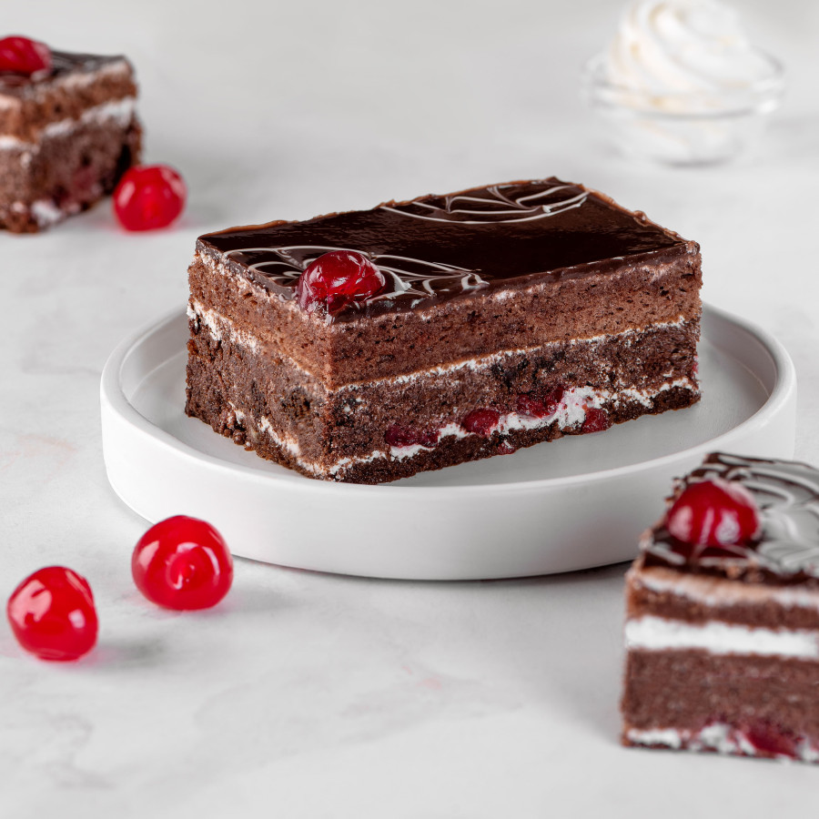 Торт «П'яна вишня в білому кремі»